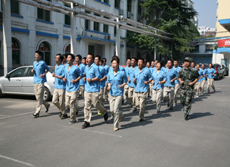 公司開展全員準(zhǔn)軍事化管理訓(xùn)練活動