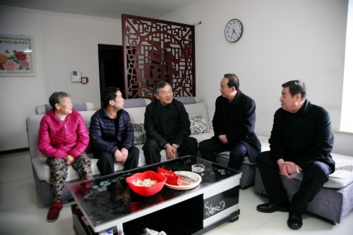 陜煤集團(tuán)董事長(zhǎng)楊照乾到西煤機(jī)社區(qū)走訪慰問(wèn)公司困難職工